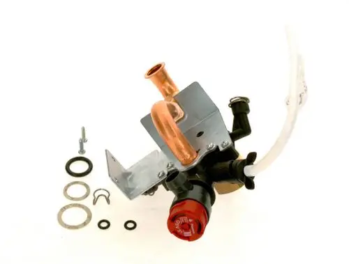 Sammler von Bosch, bestehend aus einem Metallgehäuse mit Kupferrohr, Anschlussmöglichkeiten und Montageschrauben. Umgeben von Dichtungsringen und Unterlegscheiben.